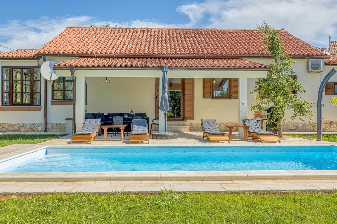 Villa Agatta With Private Pool Smoljanci Eksteriør billede